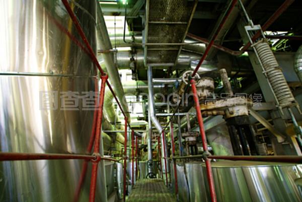 现代工业内部的隐形脉络 设备、电缆与管道的电力设施器材图景